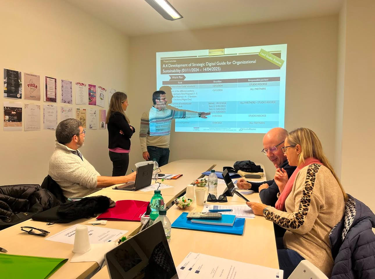 El 12 i 13 de desembre de 2024 es va celebrar en *Matera la reunió inicial del nostre nou projecte #*erasmusplus *SOI «*Sostainable *Organisational *Investment». El projecte té com a objectiu promoure l'adopció de pràctiques organitzatives innovadores en petites organitzacions locals, en particular les dels socis, amb vista a la #sostenibilitat mediambiental.Els objectius del projecte són:🌍 Augmentar la conscienciació de les organitzacions involucrades sobre el coneixement estratègic de la política #ambiental i de sostenibilitat de la Unió Europea, oferint una visió estratègica que els permeti alinear-se amb les directives comunitàries sobre sostenibilitat.📝Augmentar la capacitat organitzativa en operacions de sostenibilitat, és a dir, capacitar a les organitzacions associades per a planificar, executar i #rendir comptes de procediments específics en aquest àmbit.📢 Saber planificar la comunicació relativa a la sostenibilitat organitzativa, és a dir, disposar d'un pla de #comunicació que permeti a les organitzacions associades garantir que l'eficàcia i l'impacte de les iniciatives de sostenibilitat es comuniquin de forma adequadament estructurada.📚 Crear una sèrie de recursos digitals oberts #didàctics (*DOER) que permetin formar al personal i als líders de les organitzacions locals implicades en l'estratègia, el funcionament i la comunicació de la sostenibilitat organitzativa.En breu, podrà seguir totes les actualitzacions sobre les activitats del projecte consultant la pàgina web del projecte i els comptes oficials en les xarxes socials.Estiguin atents!